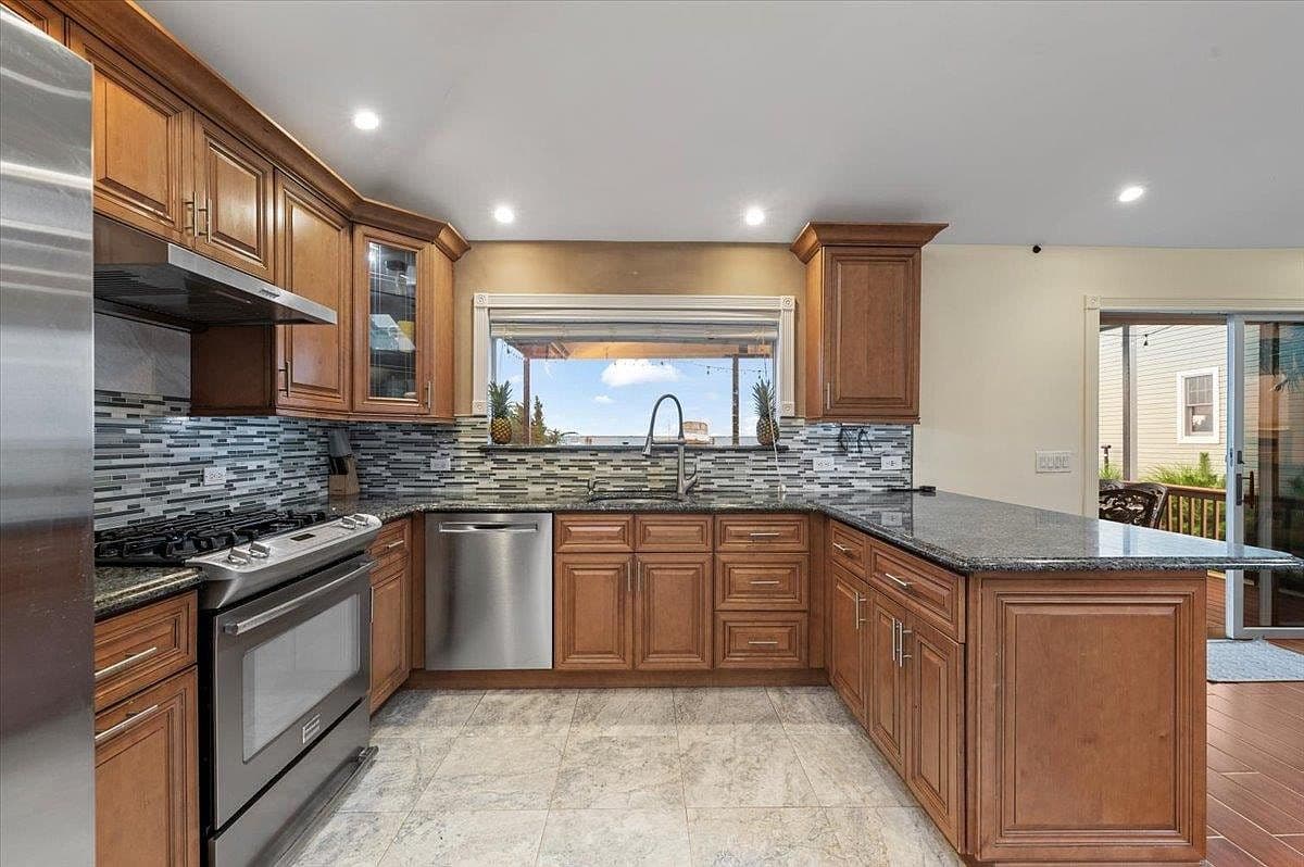 Kitchen Cabinets and Backsplash