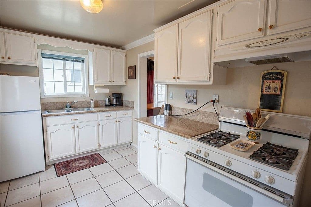 Outdated Kitchen Cabinets