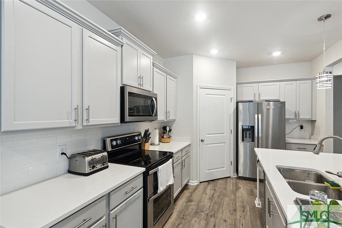 Standard Kitchen Appliances