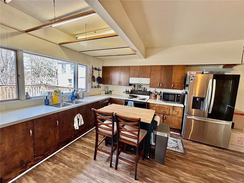 Kitchen cabinets