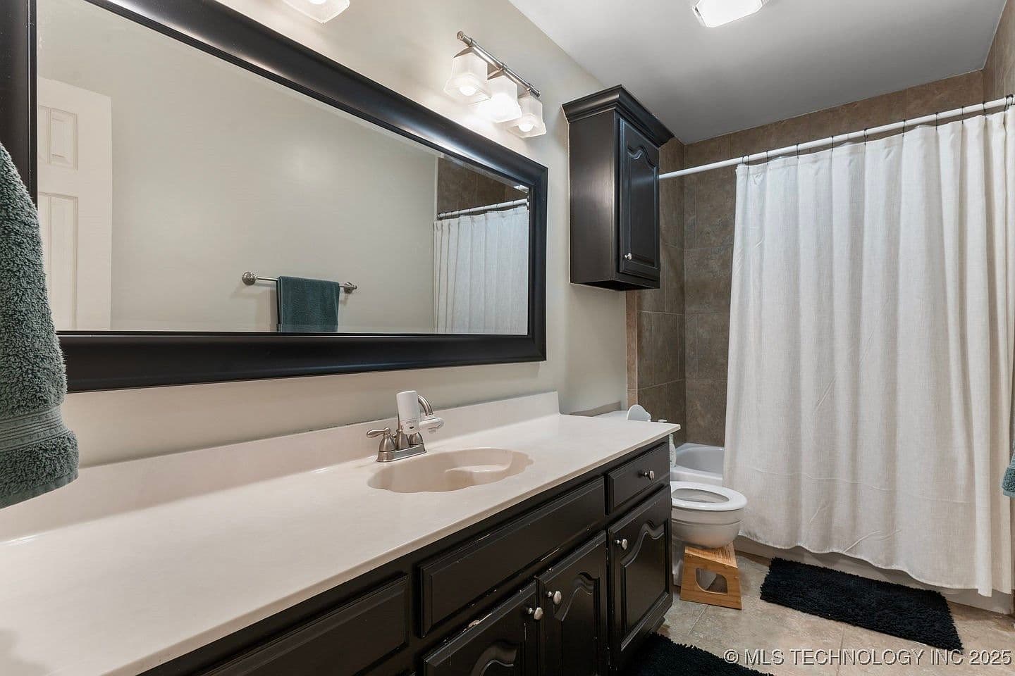 Outdated Full Bathroom