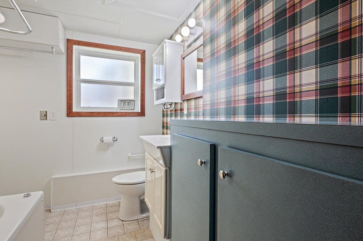 Bathroom Wallpaper